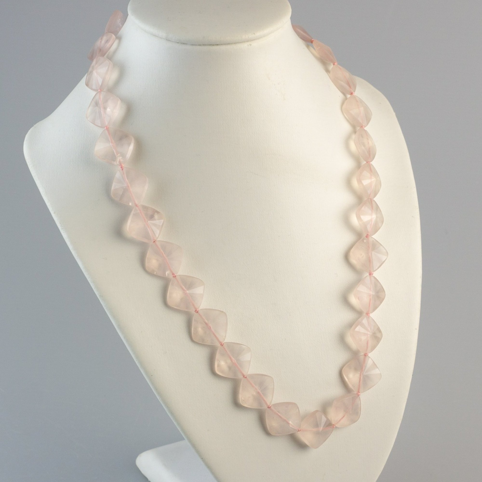 Collana Quarzo Rosa Philip Jones Con Citazione: Eleganza E Significato In Un Gioiello