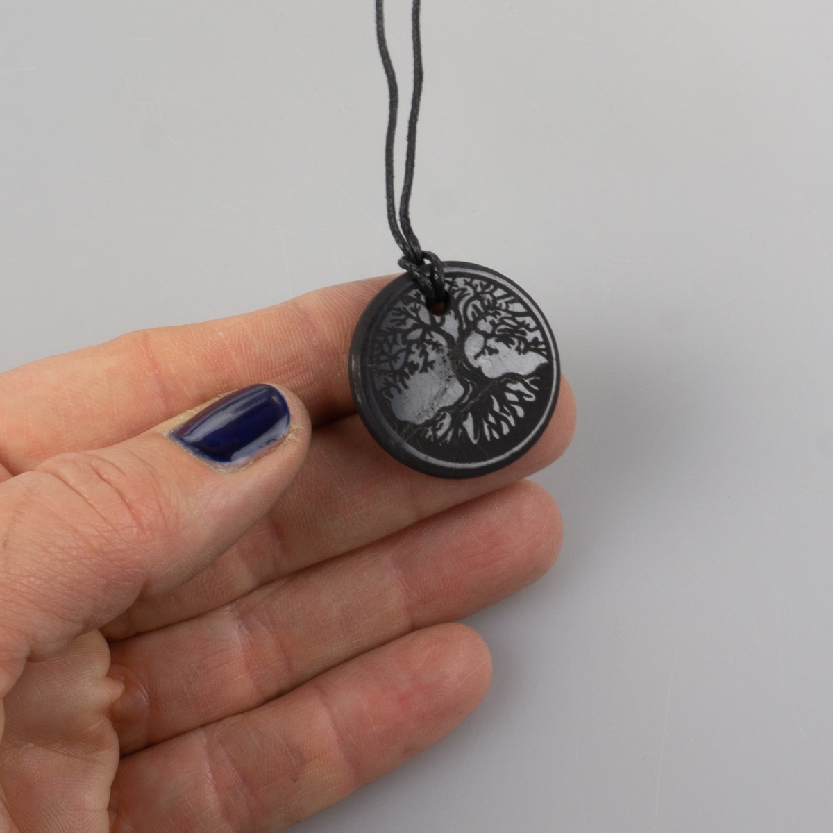 SN NATURSTEIN UG - Collana Shungite Forma Albero della Vita | Pietra preziosa e curativa originaria della Carelia - Protezione Radiazioni Cellulare e EMF - 50 mm