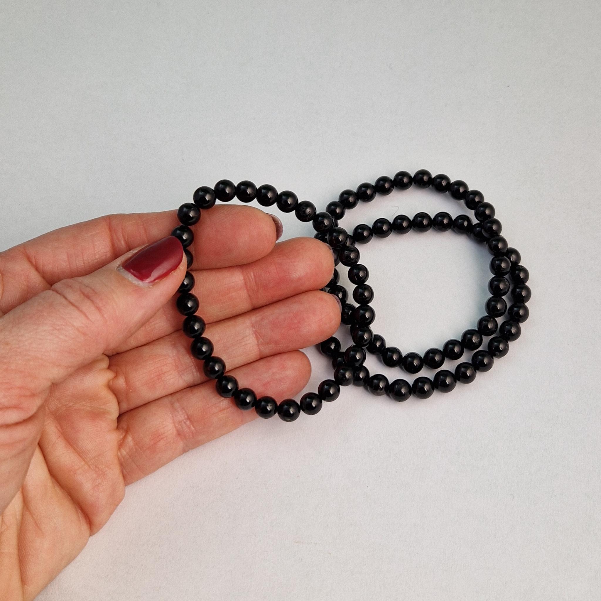 Bracciale In Tormalina Nera Con Perle Da 4 Mm - Lunghezza 18 Cm, Filo Elastico, Realizzato A Mano, Con Sacchetto In Organza
