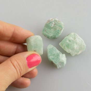 Grezzo Smeraldo | Dimensioni varie : pietre circa 1-2 cm 0,005 kg