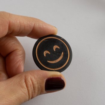 Piastrina adesiva di Shungite con incisione Emoticon Sorriso | 3 cm