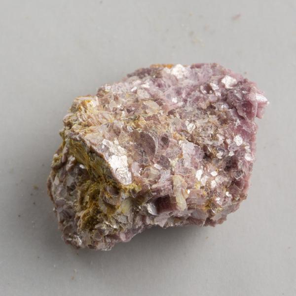 Grezzo Lepidolite | Dimensioni varie : pietre circa 3-5 cm 0,035 kg
