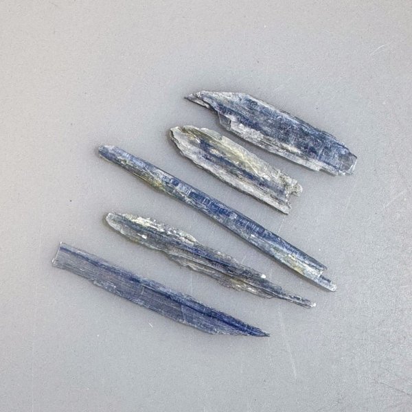 Grezzo di Cianite (o Distene) | lunghezza 2,5 - 4 cm, larghezza 0,5 - 1 cm