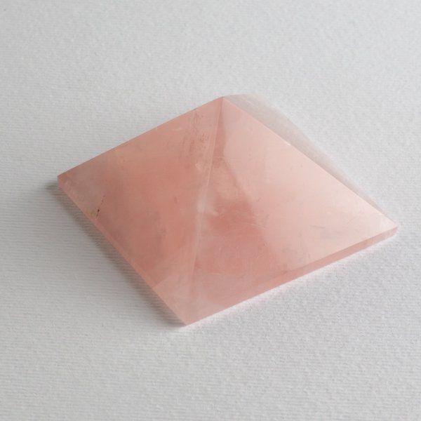 Piramide di Quarzo rosa | 4,7x4,7x2,3 cm 0,062 kg