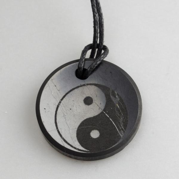 Ciondolo di Shungite con incisione Yin Yang | pietra 3X0,3 cm