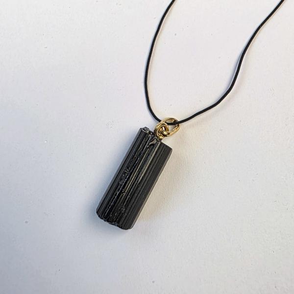 Ciondolo con Tormalina nera cristallo, biliere argento dorata | pietra 2,5 cm