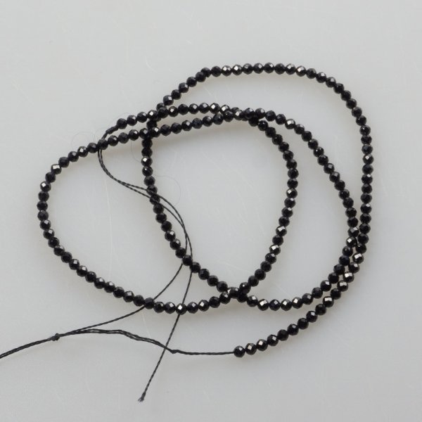 Filo Spinello faccettato | Lunghezza filo 40 cm, pietra 2 mm