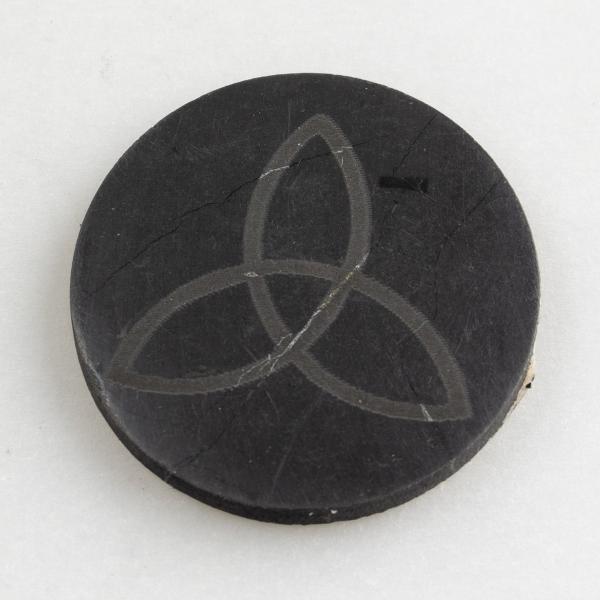 Piastrina adesiva di Shungite con incisione Triquetra | 3X0,2 cm 0,005 kg