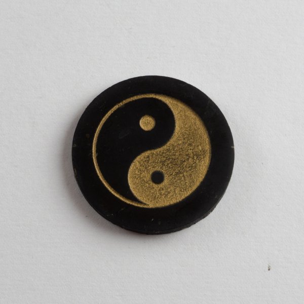 Piastrina adesiva di Shungite con incisione Yin & Yang | 3 cm