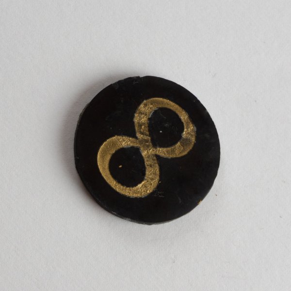 Piastrina adesiva di Shungite con incisione Infinito | 3 cm
